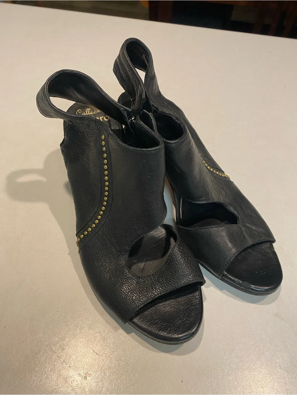 CALLEEN CORDERO KATRA CUT OUT SUPPLE BLACK LEATHER HEELS GOLD ACCENTS SEXY SZ 8